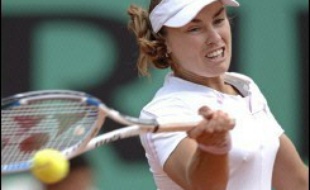 L'événement du début de journée a été le retour de Martina Hingis, absente depuis cinq ans à Roland-Garros, le seul tournoi du Grand Chelem qui manque à son palmarès.