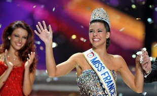 Marine Lorphelin, Miss Bourgogne, une étudiante en médecine de 19 ans, a été couronnée samedi soir Miss France 2013 à Limoges, succédant à Delphine Wespiser.