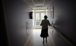 Illustration d'une femme marchant dans le couloir d'une maison de retraite en région parisienne.