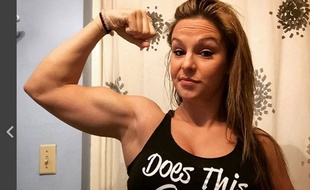 A deux mois de son accouchement, cette championne de fitness affiche des abdos en béton.