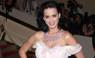 Katy Perry arrive au gala du Costume Institute, au Metropolitan Museum of Art de New York, le 3 mai 2010.