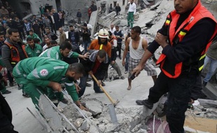 Trois Palestiniens ont été tués samedi matin dans un raid aérien sur la bande de Gaza, ont indiqué des sources médicales, tandis que l'aviation israélienne continuait à pilonner intensivement l'enclave palestinienne