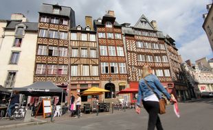 La place du Champ-Jacquet et ses immeubles à pans de bois sont une des images de Rennes connues des touristes.