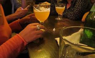 Lyon, le 15 octobre 2015. Illustration dans un pub lyonnais, sur le plateau de la Croix-Rousse.