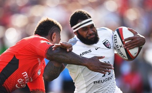 Duel de Fidjiens entre le Toulousain Kunatani (avec le ballon) et le Toulonnais Tuisova, lors d'un match du Top 14 à Toulon, le 10 septembre 2017.