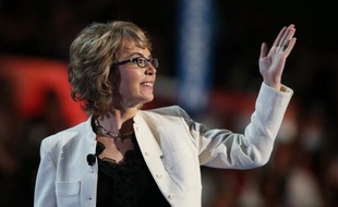 L'ancienne élue du Congrès américain Gabrielle Giffords, survivante d'une fusillade ayant eu lieu il y a tout juste deux ans, a lancé mardi une campagne pour s'attaquer au puissant lobby des armes aux Etats-Unis et demander une réglementation plus stricte.