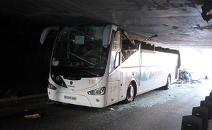 Le car espagnol accidenté sous un tunnel à La Madeleine, près de Lille, le 26 juillet 2015.