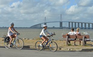 Des cyclistes devant le pont de Saint-Nazaire.