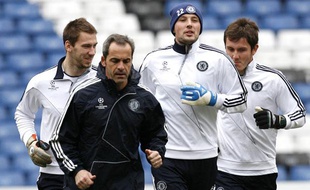 L'entraîneur des gardiens de Chelsea, Christophe Lollichon (en bleu foncé), lors d'un échauffement le 15 mars 2010 à Stamford Bridge (Londres), avant un match contre l'Inter Milan.