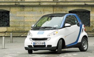 Les Smart bleues et blanches avaient été mises en service à Lyon le 1er février.
