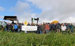 Vendredi 30 mars, des dizaines d'agriculteurs étaient réunis sur une parcelle menacée par le projet de parc d'attractions Avalonys à Guipry-Messac.