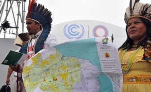 Des membres de l'Association des peuples indigènes du Brésil manifestent pour leurs droits, lors de la conférence internationale de l'ONU sur le Climat, le 8 décembre 2014 à Lima