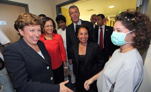 Roselyne Bachelot en visite à Saint-Denis-de-la-Réunion rencontre les personnels de santé qui luttent contre le virus de la grippe A (H1N1).