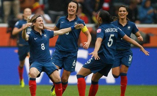 Les Bleues après le but de Bompastor en demi-finale de la Coupe du monde 2011 contre les Etats-Unis.