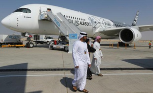 Des visiteurs au salon aéronautique de Dubaï, le 8 novembre 2015