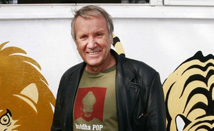 Le comedien Yves Renier, en visite dans le refuge de Gennevilliers de la Societe Protectrice des Animaux (S.P.A.), le 2 octobre 2008.