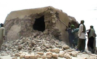 Des islamistes ont de nouveau détruit le mausolée d'un saint musulman, samedi dans le nord du Mali sous leur contrôle, à quelques centaines de kilomètres au nord de Gao, a-t-on appris lundi auprès de sources concordantes, élus et islamiste de la région.