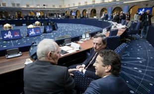 Wolfang Schauble, ministre allemand des Finances aux côtés de Mario Draghi, président de la Banque centrale européenne et de Jeroen Dijsselbloem, président de l'Eurogroupe au meeting de la zone euro à Amsterdam, le 22 avril 2016