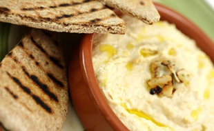 Illustration de houmous et pita.