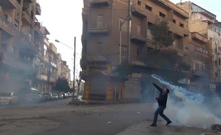 Un manifestant à Homs, en Syrie, le 27 décembre 2011.