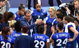 Olivier Krumbholz et ses joueuses de l'équipe de France de handball entament leur championnat du monde face à la Slovénie, le 2e décembre 2017.