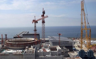 Une partie des activités du chantier du réacteur nucléaire EPR en construction à Flamanville (Manche) est à l'arrêt après qu'une vanne d'un circuit de sécurité a été montée à l'envers, a-t-on appris jeudi auprès de l'Autorité de sûreté nucléaire (ASN).