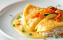 Ce plat doudou réconfortant allie omelette moelleuse et riz savoureux aux légumes de saison prêt en un clin d’œil