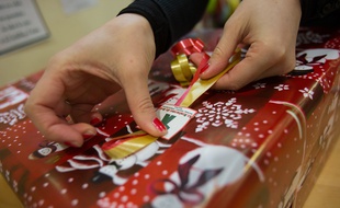Selon une étude Glossybox menée dans 6 pays européens, pour Noël, 62,3 % des femmes désirent recevoir les dernières tendances beauté pour Noël.
