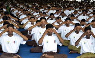 Des Indiens se livrent à des exercices de yoga, le 21 juin 2015 à Ranchi pour la journée internationale du yoga