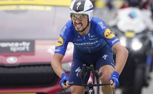 Julian Alaphilippe à l'arrivée du contre-la-montre à Laval, ce mercredi, lors de la 5e étape du Tour de France.