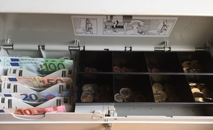 Un tiroir-caisse. Illustration.