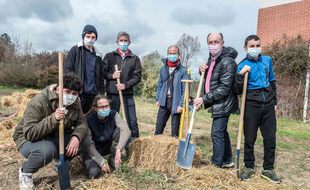 Vendredi, lors de la plantation des premiers arbres de cette micro-forêt avec des membres de l’association Toulouse en Transition.