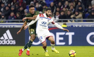 Très décevant en première période, Nabil Fekir a été remplacé à la pause en raison d'un coup reçu sur une cheville.