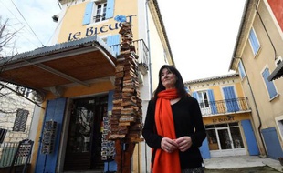 Christine Rey, la nouvelle patronne, le 17 février 2015 devant la librairie "Le Bleuet" Banon