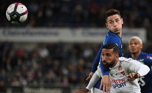 L'attaquant amiénois Saman Ghoddos face au défenseur strasbourgeois Anthony Caci le 22 septembre à la Meinau.
