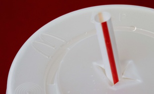 McDonald's a remplacé les pailles en plastique par des pailles en papier au Royaume-Uni. Illustration.