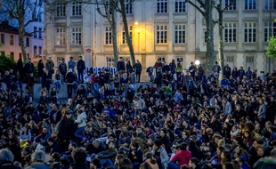 Des centaines de personnes réunies place Guichard à Lyon le 9 avril pour le rassemblement "Nuit debout".
