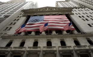 La Bourse de New York a fini sans direction jeudi, troublée par des résultats très décevants dans la distribution et des publications contrastées dans le secteur bancaire: le Dow Jones a cédé 0,39% mais le Nasdaq a pris 0,09%.