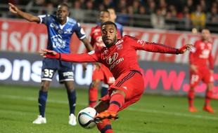 Alexandre Lacazette n'a pas marqué à Troyes mais il a obtenu un penalty permettant aux Lyonnais de l'emporter (0-1). FRANCOIS NASCIMBENI