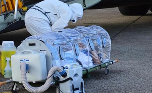 Photo prise et publiée le 22 septembre 2014 par le ministère espagnol de la Défense et montrant le Frère Manuel Garcia Viejo, missionnaire catholique contaminé par le virus Ebola en Sierra Leone, lors de son rapatriement de Freetown vers l'Espagne