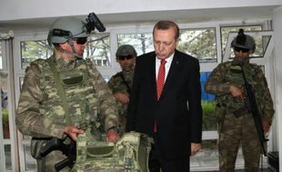 Le président Tayyip Erdogan en visite au siège des forces spéciales de gendarmerie le 16 février 2016 à Ankara