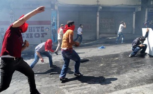Des affrontements ont opposé lundi à Istanbul la police turque à des centaines de manifestants rassemblés pour soutenir un adolescent de 14 ans plongé dans le coma depuis la fronde antigouvernementale de juin dernier.