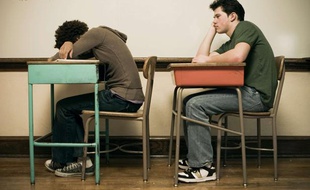 Deux étudiants s'ennuient en classe.