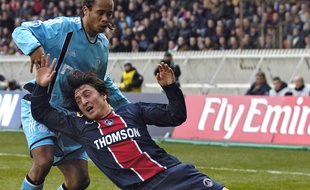 Garry Bocaly à la lutte avec Cristian Rodriguez, lors du match des minots au Parc des Princes en 2006.