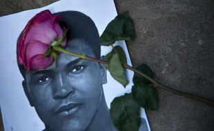 Une rose sur le portrait de Mohamed Ali dans le centre qui porte son nom, le 5 juin 2016 à Louisville dans le Kentucky