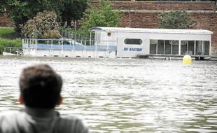 La vieille barge est à moitié immergée depuis qu'une voie d'eau s'est déclarée il y a huit mois.
