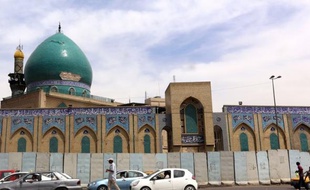 En Irak, où les attaques visant mosquées sunnites et chiites se multiplient, les unes déclenchant les autres en représailles, la "guerre des mosquées" fait rage, à coups de bombes ou même d'obus de mortier.
