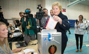La Norvège semblait s'acheminer vers l'alternance lundi à l'occasion de législatives qui pourraient voir un parti populiste anti-immigration entrer pour la première fois dans un gouvernement aux côtés des conservateurs, deux ans après les attaques de Breivik.
