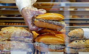 Baguette ou pain de mie, le marché du sandwich prospère grâce à la crise et affiche, à la veille de son salon européen, une croissance de 11% parce que cet en-cas reste bon marché et que l'offre s'est améliorée.