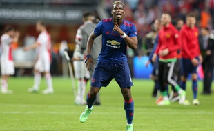 Paul Pogba fête la victoire de Manchester United en finale de Ligue Europa contre l'Ajax (2-0), le 24 mai 2017.